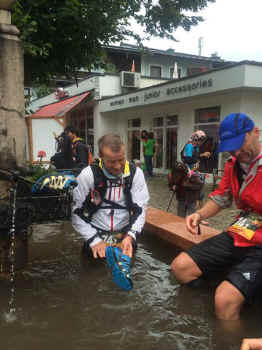 TAR-Alex+Peter_Brunnen.jpg (75767 Byte)