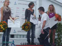 20120916Seenlandmarathon_ReginaBlatz-Siegerehrung2.JPG (131362 Byte)