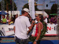 20120916Seenlandmarathon_ReginaBlatz-Ziel3.JPG (125176 Byte)