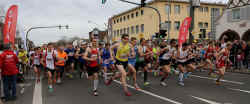 20130414start-10km-01.jpg (121076 Byte)