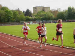 20130504Darmstadt-KM_TamaraBischof800m.jpg (122401 Byte)